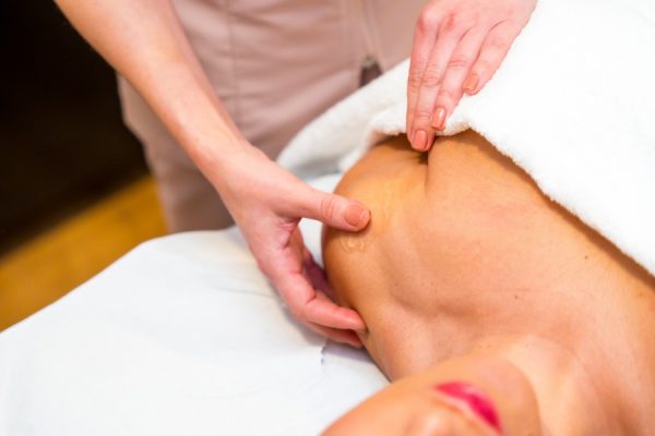 deep tissue massage on shoulders